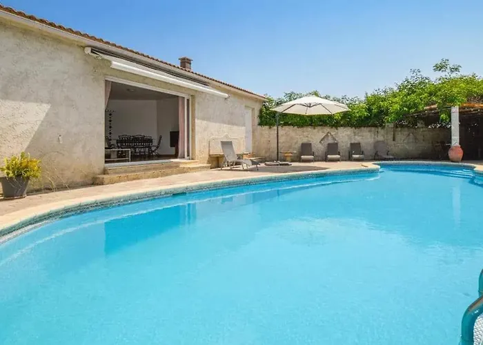 Ensoleillee & Piscine Privee A *