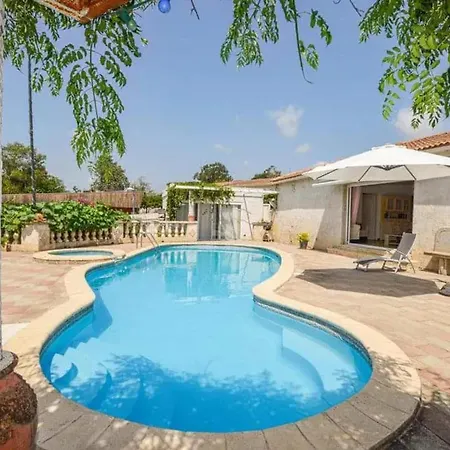 Ensoleillee & Piscine Privee A *